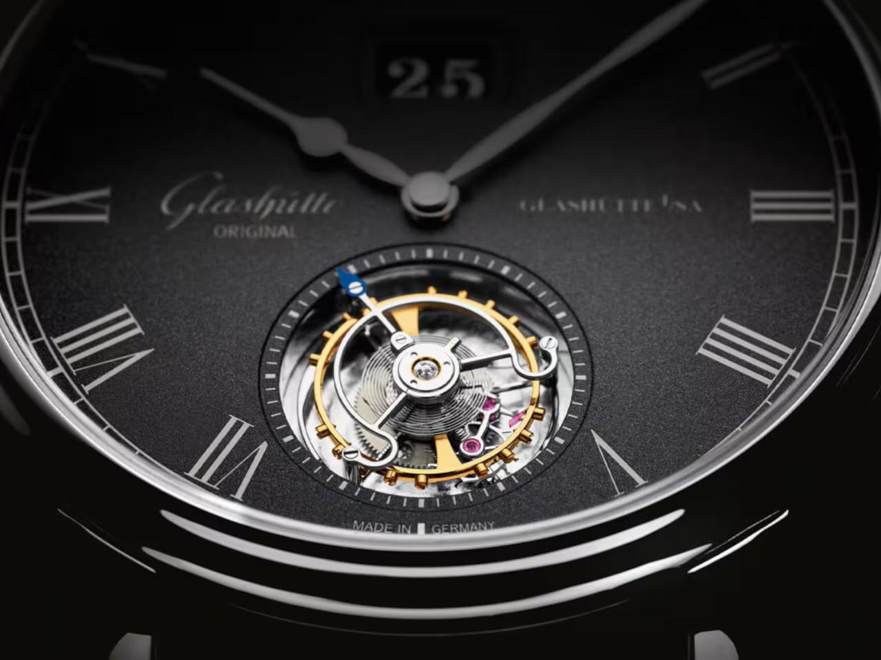 Glashütte Original Senator Tourbillon Automatik Weißgold 42mm schwarzes Zifferblatt graues Lederband – Herrenuhren Uhr mit Datum aus 750 Weißgold. Das Gehäuse ist rund und silber. Das Lederarmband Kroko / Alligator ist grau. Das Zifferblatt ist römisch und grau. – Ansicht 4