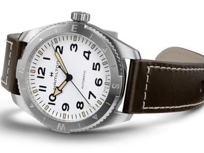 Hamilton Khaki Field Expedition Auto Edelstahl 41mm weißes Zifferblatt braunes Lederband – Herrenuhren Uhr ohne Datum aus Edelstahl und Leder. Das Gehäuse ist rund und silber. Das Edelstahlarmband ist braun. Das Zifferblatt ist arabisch und weiß. – Ansicht 2