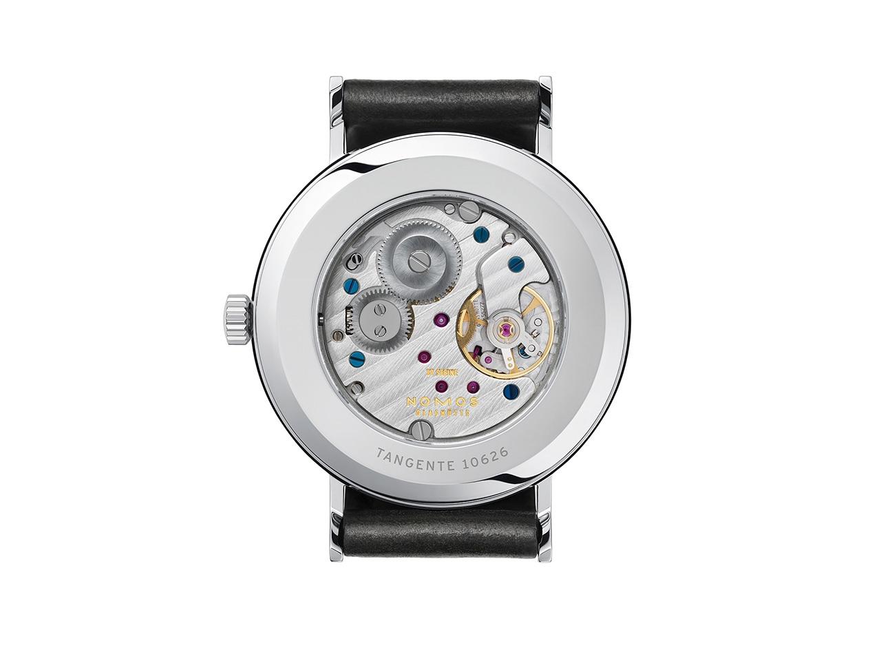 Nomos Glashütte Tangente 38 Handaufzug Edelstahl 38mm weißes Zifferblatt schwarzes Lederband Glasboden – Herrenuhren Uhr ohne Datum aus Edelstahl und Leder. Das Gehäuse ist rund und silber. Das Lederarmband ist schwarz. Das Zifferblatt ist arabisch Index und weiß. – Ansicht 3