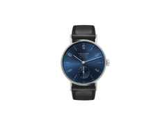 Nomos Glashütte Tangente 35 neomatik Blaugold Automatik Edelstahl 35mm blaues Zifferblatt schwarzes Lederband Glasboden – Damenuhren Uhr ohne Datum aus Edelstahl. Das Gehäuse ist rund und silber. Das Lederarmband ist schwarz. Das Zifferblatt ist arabisch Index und blau.