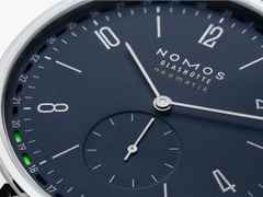 Nomos Glashütte Tangente 41 neomatik Update Nachtblau Automatik Edelstahl 40mm blaues Zifferblatt schwarzes Lederband – Herrenuhren Uhr mit Datum aus Edelstahl. Das Gehäuse ist rund und silber. Das Lederarmband ist schwarz. Das Zifferblatt ist arabisch Index und blau. – Ansicht 3