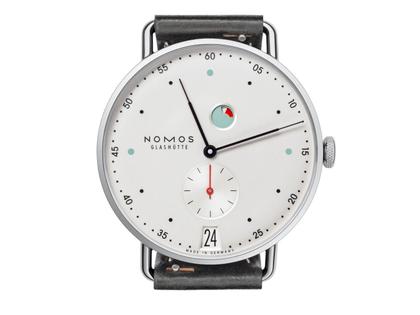Nomos Glashütte Metro Datum Gangreserve Handaufzug Edelstahl 37mm weißes Zifferblatt schwarzes Lederband – Herrenuhren Uhr mit Datum aus Edelstahl. Das Gehäuse ist rund und silber. Das Lederarmband ist schwarz. Das Zifferblatt ist arabisch Index und silber. – Ansicht 2