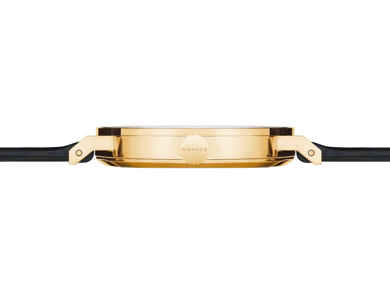 Nomos Glashütte Tangente Gold Neomatik Ruthenium Automatik Gelbgold 35mm schwarzes Zifferblatt schwarzes Lederband – Damenuhren Uhr ohne Datum aus 750 Gelbgold und Leder. Das Gehäuse ist rund und gelbgold. Das Lederarmband ist schwarz. Das Zifferblatt ist arabisch Index und schwarz. – Ansicht 4