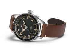 Hamilton Khaki Aviation Pilot Pioneer Automatik Edelstahl 38mm schwarzes Zifferblatt braunes Lederband – Herrenuhren Uhr ohne Datum aus Edelstahl und Leder. Das Gehäuse ist rund und silber. Das Lederarmband ist braun. Das Zifferblatt ist arabisch und schwarz. – Ansicht 2