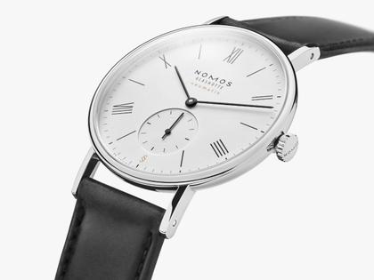 Nomos Glashütte Ludwig Neomatik 39 75 Jahre Grundgesetz Automatik Edelstahl 39mm weißes Zifferblatt schwarzes Lederband limitiert – Herrenuhren Uhr ohne Datum aus Edelstahl und Leder. Das Gehäuse ist rund und silber. Das Lederarmband ist schwarz. Das Zifferblatt ist römisch Index und weiß. – Ansicht 3