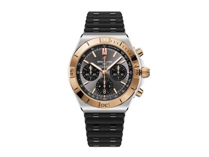 Breitling Chronomat B01 42 Chronograph Automatik Edelstahl graues Zifferblatt schwarzes Kautschukband – Herrenuhren Chronograph aus 750 Rotgold, Edelstahl und Kautschuk. Das Gehäuse ist rund und silber. Das Kautschuk / Kunststoff / Silikon Armband ist schwarz. Das Zifferblatt ist ein Index in grau.