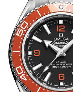 Omega Seamaster Planet Ocean 600M Automatik Edelstahl 42mm schwarzes Zifferblatt orange Keramiklünette schwarzes Kautschukband – Herrenuhren Uhr ohne Datum aus Edelstahl und Keramik. Das Gehäuse ist rund und silber. Das Kautschuk / Kunststoff / Silikon Armband ist schwarz. Das Zifferblatt ist arabisch Index und schwarz. – Ansicht 3