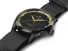 Hamilton Jazzmaster Auto Edelstahl PVD-Schwarz 36mm schwarzes Zifferblatt schwarzes Lederband – Herrenuhren Uhr ohne Datum aus Edelstahl, Leder und PVD beschichtet. Das Gehäuse ist rund und schwarz. Das Lederarmband ist schwarz. Das Zifferblatt ist ein Index in schwarz. – Ansicht 2