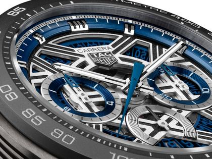 TAG Heuer Carrera Chronograph Extreme Sport Automatik Titan 44mm skelettiertes Zifferblatt blaues Kautschukband – Herrenuhren Chronograph aus Keramik und Titan. Das Gehäuse ist rund und grau. Das Kautschuk / Kunststoff / Silikon Armband ist blau. Das Zifferblatt ist ein Index in blau. – Ansicht 4