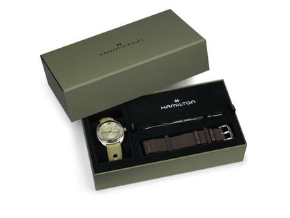 Hamilton American Classic Pan Europ Day Date Automatik Edelstahl 42 mm grünes Zifferblatt grünes Lederband – Herrenuhren Uhr mit Datum aus Edelstahl und Leder. Das Gehäuse ist rund und silber. Das Lederarmband ist grün. Das Zifferblatt ist ein Index in grün. – Ansicht 8