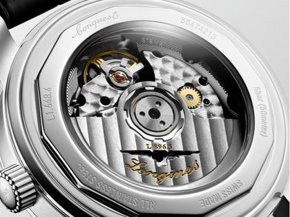 Longines Conquest Heritage Central Power Reserve Automatik Edelstahl 38mm champagnerfarbenes Zifferblatt schwarzes Lederband – Herrenuhren Uhr mit Datum aus Edelstahl und Leder. Das Gehäuse ist rund und silber. Das Lederarmband Kroko / Alligator ist schwarz. Das Zifferblatt ist ein Index in beige. – Ansicht 6