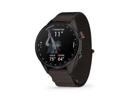 Garmin Approach S72 Titan Schwarz-DLC 43mm digitales Display schwarzes Textilband – Herrenuhren Uhr Multifunktion aus Keramik und Kunststoff. Das Gehäuse ist rund und schwarz. Das Textilarmband ist schwarz. Das Zifferblatt ist digital und schwarz. – Ansicht 2