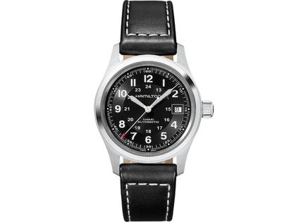 Herrenuhren Uhr mit Datum aus Edelstahl. Das Gehäuse ist rund und silber. Das Lederarmband ist schwarz. Das Zifferblatt ist arabisch und schwarz.