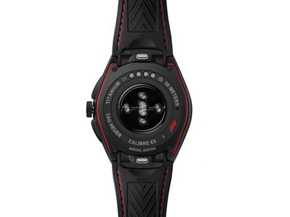 TAG Heuer Connected Calibre E5 X Formula 1 Edition Smartwatch Titan DLC-Schwarz 45mm digitales Zifferblatt schwarzes Kautschukband – Herrenuhren Uhr Multifunktion aus DLC beschichtet und Titan. Das Gehäuse ist rund und schwarz. Das Lederarmband ist schwarz. Der Zifferblatt ist digital. – Ansicht 2