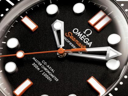 Omega Seamaster Diver 300M Automatik Edelstahl 42mm schwarzes Zifferblatt orangefarbenes Kautschukband – Herrenuhren Uhr ohne Datum aus Aluminium, Edelstahl und Kautschuk. Das Gehäuse ist rund und silber. Das Kautschuk / Kunststoff / Silikon Armband ist orange. Das Zifferblatt ist ein Index in schwarz. – Ansicht 4
