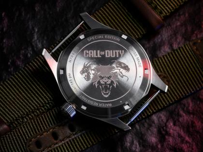 Hamilton Khaki Field Call of Duty Automatik Edelstahl 38mm schwarzes Zifferblatt olivgrünes Textilband Limited Edition – Herrenuhren Uhr mit Datum aus Edelstahl und Leder. Das Gehäuse ist rund und silber. Das Textilarmband ist grün. Das Zifferblatt ist arabisch und schwarz. – Ansicht 5