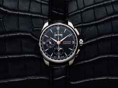 Union Glashütte Belisar Chronograph Mondphase Automatik Edelstahl 42mm schwarzes Zifferblatt schwarzes Lederband – Herrenuhren Chronograph aus Edelstahl. Das Gehäuse ist rund und silber. Das Lederarmband ist schwarz. Das Zifferblatt ist arabisch Index und schwarz. – Ansicht 6