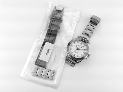 Juwelier Roller Norqain Neverest Glacier Automatik Edelstahl 40mm weißes Zifferblatt Metallband NN1001SC3CA/GL101 Full Set mit Garantie Occasion Neu – Herrenuhren Uhr ohne Datum aus Edelstahl. Das Gehäuse ist rund und silber. Das Edelstahlarmband ist silber. Das Zifferblatt ist ein Index in silber. – Ansicht 3
