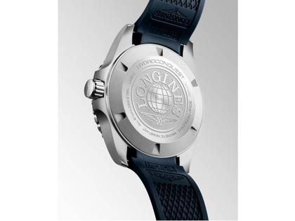Longines HydroConquest GMT Automatik Edelstahl 43mm blaues Zifferblatt blaues Kautschukband – Herrenuhren Uhr mit Datum aus Edelstahl, Kautschuk und Keramik. Das Gehäuse ist rund und silber. Das Kautschuk / Kunststoff / Silikon Armband ist blau. Das Zifferblatt ist arabisch Index und blau. – Ansicht 3