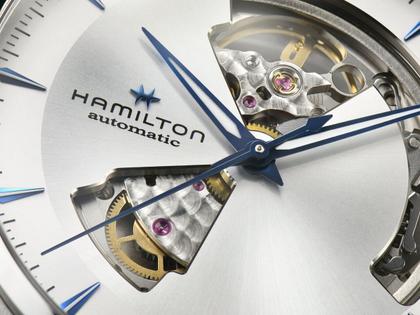 Hamilton Jazzmaster Open Heart Automatik Edelstahl 40mm silbernes Zifferblatt Metallband – Herrenuhren Uhr ohne Datum aus Edelstahl. Das Gehäuse ist rund und silber. Das Edelstahlarmband ist silber. Das Zifferblatt ist ein Index in silber. – Ansicht 4