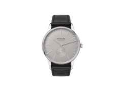 Nomos Glashütte Orion 38 Handaufzug Edelstahl 38mm graues Zifferblatt schwarzes Lederband Glasboden – Herrenuhren Uhr ohne Datum aus Edelstahl und Leder. Das Gehäuse ist rund und silber. Das Lederarmband ist schwarz. Das Zifferblatt ist ein Index in grau.