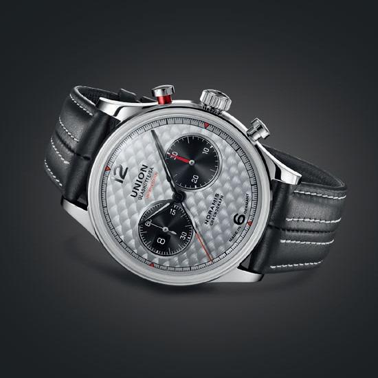 Union Glashütte Noramis Chronograph Sachsen Classic 2025 Limited Edition Automatik Edelstahl 42mm silberfarbenes Zifferblatt schwarzes Lederband – Herrenuhren Chronograph aus Edelstahl und Leder. Das Gehäuse ist rund und silber. Das Lederarmband ist schwarz. Das Zifferblatt ist arabisch Index und silber. – Ansicht 12