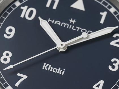 Hamilton Khaki Field Quartz Edelstahl 38mm blaues Zifferblatt blaues NATO-Textilband – Herrenuhren Uhr ohne Datum aus Edelstahl. Das Gehäuse ist rund und grau. Das Textilarmband ist blau. Das Zifferblatt ist ein Index in blau. – Ansicht 4