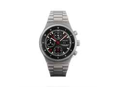 Porsche Design Chronograph 1 - Utility Hodinkee 2026 Limited Edition Automatik Titan 41mm schwarzes Zifferblatt Titanband und Lederband – Herrenuhren Chronograph aus Leder, Titan und Titancarbid beschichtet. Das Gehäuse ist rund und grau. Das Titanarmband ist grau. Das Zifferblatt ist ein Index in schwarz. – Ansicht 4