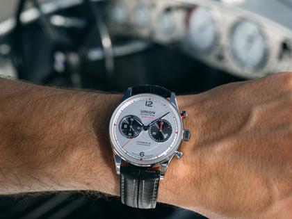 Union Glashütte Noramis Chronograph Sachsen Classic 2025 Limited Edition Automatik Edelstahl 42mm silberfarbenes Zifferblatt schwarzes Lederband – Herrenuhren Chronograph aus Edelstahl und Leder. Das Gehäuse ist rund und silber. Das Lederarmband ist schwarz. Das Zifferblatt ist arabisch Index und silber. – Ansicht 9