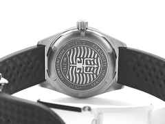 Glashütte Original SeaQ Automatik Edelstahl 40mm schwarzes Zifferblatt schwarzes Kautschukband 1-39-11-06-80-33 Full Set Occasion Neu – Herrenuhren Uhr mit Datum aus Edelstahl und Keramik. Das Gehäuse ist rund und silber. Das Kautschuk / Kunststoff / Silikon Armband ist schwarz. Das Zifferblatt ist arabisch Index und schwarz. – Ansicht 2