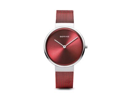 Bering Classic Edelstahl 31mm rotes Zifferblatt rotes Metallband – Damenuhren Uhr ohne Datum aus Edelstahl und PVD beschichtet. Das Gehäuse ist rund und silber. Das Edelstahlarmband ist rot. Das Zifferblatt ist ohne Zeichen und rot.