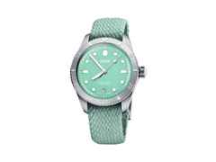 Oris Divers Sixty-Five Cotton Candy Automatik Edelstahl 38mm grünes Zifferblatt grünes Textilband – Damenuhren Uhr mit Datum aus Edelstahl. Das Gehäuse ist rund und silber. Das Textilarmband ist grün. Das Zifferblatt ist ein Index in grün.