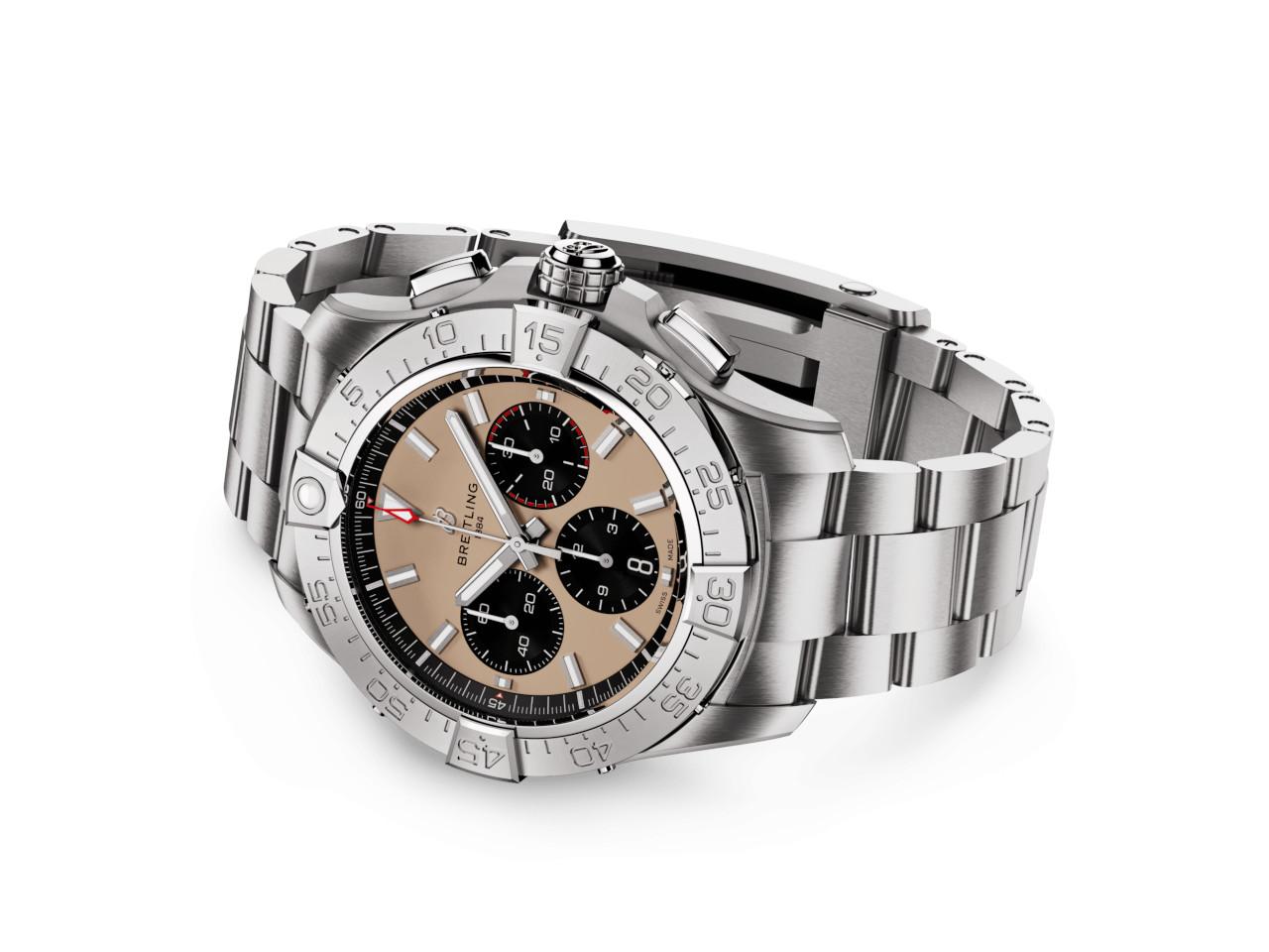 Breitling Avenger B01 Chronograph 44 Automatik Edelstahl sandfarbenes Zifferblatt Metallband – Herrenuhren Chronograph aus Edelstahl. Das Gehäuse ist rund und silber. Das Edelstahlarmband ist silber. Das Zifferblatt ist ein Index in beige. – Ansicht 3
