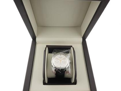 Glashütte Original Sixties Chronograph Automatik Edelstahl 42mm silbernes Zifferblatt schwarzes Lederband 1-39-34-03-22-04 Full Set Occasion Refurbished – Herrenuhren Chronograph aus Edelstahl und Leder. Das Gehäuse ist rund und silber. Das Lederarmband Kroko / Alligator ist schwarz. Das Zifferblatt ist arabisch Index und silber. – Ansicht 3