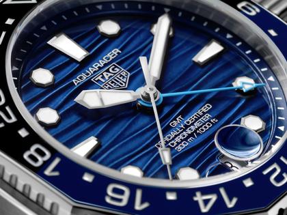TAG Heuer Aquaracer Professional 300 GMT Automatik Edelstahl 42mm blaues Zifferblatt Metallband – Herrenuhren Uhr mit Datum aus Edelstahl und Keramik. Das Gehäuse ist rund und silber. Das Edelstahlarmband ist silber. Das Zifferblatt ist ein Index in blau. – Ansicht 3
