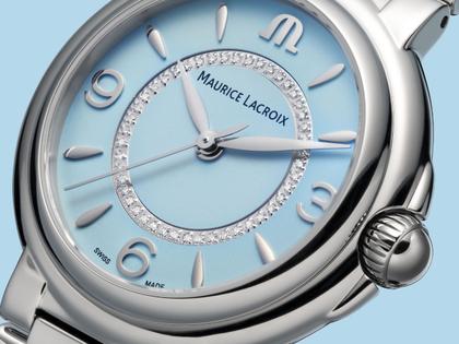 Maurice Lacroix Fiaba Colours Edition Quarz Edelstahl 32mm blaues Zifferblatt Metallband – Damenuhren Uhr ohne Datum aus Edelstahl. Das Gehäuse ist rund und silber. Das Edelstahlarmband ist silber. Das Zifferblatt ist arabisch Index und blau. – Ansicht 2