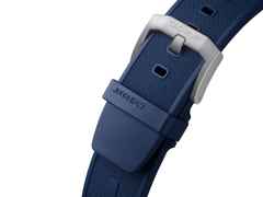 TAG Heuer Formula 1 Chronograph x Red Bull Racing Quarz Edelstahl blaues Zifferblatt blaues Kautschukband – Herrenuhren Chronograph aus Edelstahl. Das Gehäuse ist rund und silber. Das Kautschuk / Kunststoff / Silikon Armband ist blau. Das Zifferblatt ist ein Index in blau. – Ansicht 5