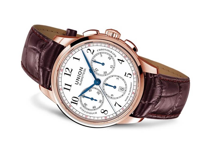 Union Glashütte 1893 Johannes Dürrstein Edition Chronograph Handaufzug Rotgold 41mm weißes Zifferblatt braunes Lederband limitiert – Herrenuhren Chronograph aus 750 Rotgold. Das Gehäuse ist rund und roségold. Das Lederarmband ist braun. Das Zifferblatt ist arabisch und weiß. – Ansicht 4