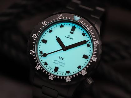 Sinn Spezialuhren U1 S L Automatik U-Boot-Stahl 44mm weißes Zifferblatt schwarzes Kautschukband limitiert – Herrenuhren Uhr ohne Datum aus Edelstahl, Kautschuk, Metall und PVD beschichtet. Das Gehäuse ist rund und schwarz. Das Kautschuk / Kunststoff / Silikon Armband ist schwarz. Das Zifferblatt ist ein Index in weiß. – Ansicht 4