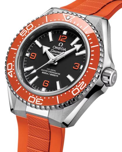 Omega Seamaster Planet Ocean 600M Automatik Edelstahl 42mm schwarzes Zifferblatt orange Keramiklünette oranges Kautschukband – Herrenuhren Uhr ohne Datum aus Edelstahl und Keramik. Das Gehäuse ist rund und silber. Das Kautschuk / Kunststoff / Silikon Armband ist orange. Das Zifferblatt ist arabisch Index und schwarz. – Ansicht 3