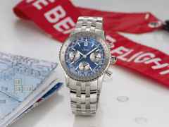 Sinn Spezialuhren 903 Ti II Jubiläum Navigationschronograph Automatik Titan 41mm blaues Zifferblatt braunes Lederband und Titanband limitiert – Herrenuhren Chronograph aus Titan. Das Gehäuse ist rund und grau. Das Lederarmband ist braun. Das Zifferblatt ist arabisch Index und blau. – Ansicht 13