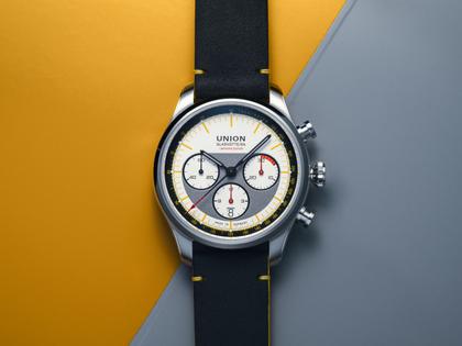 Union Glashütte Belisar Chronograph Silvretta Classic 2026 Limitierte Edition Automatik Edelstahl 44mm beiges Zifferblatt gelbes Textilband schwarzes Lederband und Metallband – Herrenuhren Chronograph aus Edelstahl und Leder. Das Gehäuse ist rund und silber. Das Textilarmband ist gelb. Das Zifferblatt ist ein Index in beige. – Ansicht 9