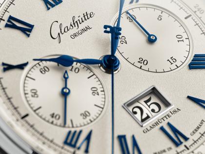 Glashütte Original Senator Chronograph Automatik Edelstahl 41mm weißes Zifferblatt Metallband – Herrenuhren Chronograph aus Edelstahl. Das Gehäuse ist rund und silber. Das Edelstahlarmband ist silber. Das Zifferblatt ist römisch Index und silber. – Ansicht 2