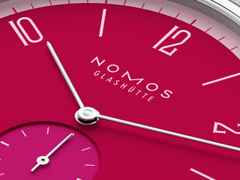 Nomos Glashütte Tangente 38 Datum "175 Years Watchmaking - Chili" Handaufzug Edelstahl pinkes Zifferblatt graues Textilband Glasboden – Herrenuhren Uhr mit Datum aus Edelstahl. Das Gehäuse ist rund und silber. Das Textilarmband ist grau. Das Zifferblatt ist arabisch Index und pink. – Ansicht 5