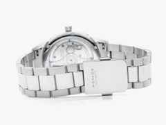 Nomos Glashütte Club Sport neomatik 39 Ember Automatik Edelstahl beiges Zifferblatt Metallband Glasboden – Herrenuhren Uhr ohne Datum aus Edelstahl. Das Gehäuse ist rund und silber. Das Edelstahlarmband ist silber. Das Zifferblatt ist arabisch Index und beige. – Ansicht 6