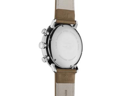 Junghans Max Bill Chronoscope Automatik Edelstahl 40mm silbernes Zifferblatt braunes Lederband – Herrenuhren Chronograph aus Edelstahl und Leder. Das Gehäuse ist rund und silber. Das Lederarmband ist braun. Das Zifferblatt ist arabisch Index und silber. – Ansicht 3