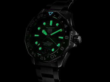 TAG Heuer Aquaracer Professional 300 GMT Automatik Edelstahl 42mm grünes Zifferblatt Metallband – Herrenuhren Uhr mit Datum aus Edelstahl und Keramik. Das Gehäuse ist rund und silber. Das Edelstahlarmband ist silber. Das Zifferblatt ist ein Index in grün. – Ansicht 5