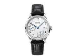 Union Glashütte 1893 Johannes Dürrstein Edition Gangreserve Handaufzug Edelstahl 41mm weißes Zifferblatt braunes Lederband – Herrenuhren Uhr mit Datum aus Edelstahl. Das Gehäuse ist rund und silber. Das Lederarmband ist schwarz. Das Zifferblatt ist arabisch und weiß.