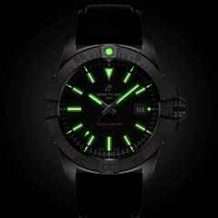 Breitling Avenger Automatik 42 Edelstahl schwarzes Zifferblatt schwarzes Lederband – Herrenuhren Uhr mit Datum aus Edelstahl und Leder. Das Gehäuse ist rund und silber. Das Lederarmband ist schwarz. Das Zifferblatt ist ein Index in schwarz. – Ansicht 6