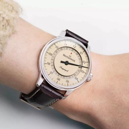 MeisterSinger Perigraph 38 Automatik Edelstahl elfenbeinfarben Lederband dunkelbraun – Herrenuhren Uhr mit Datum aus Edelstahl und Leder. Das Gehäuse ist rund und silber. Das Lederarmband ist braun. Das Zifferblatt ist arabisch und beige. – Ansicht 4
